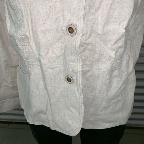 Requirements size 14 beige blazer - Picture 6 of 8